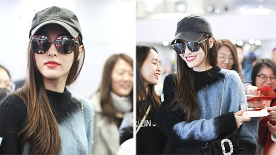 唐嫣婚后现身 机场收粉丝红包祝福！