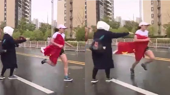 递国旗是赛事规定 ？我们的马拉松竟如此多漏洞