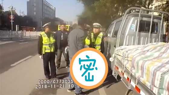 交警拦停违章车，司机竟拔出……