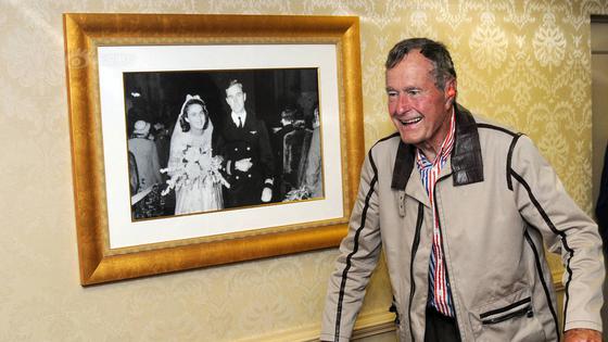 特朗普：将派遣“空军一号”运送老布什灵柩至华盛顿