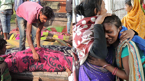 印度再现大规模假酒中毒 两官员被停职