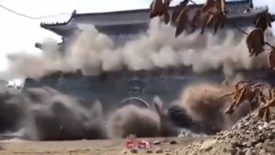 实拍：牡丹江曹园大门爆破现场