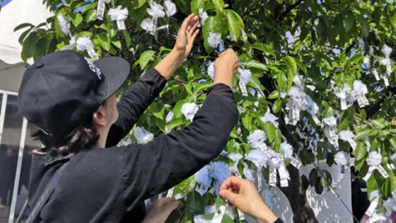 百米长街系白花 千余市民悼念凉山扑火英雄