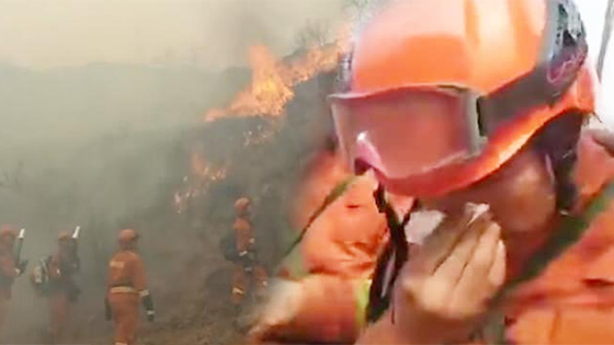 泪目！消防员灭火间隙与母亲视频报平安