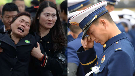 西昌举行木里山火烈士追悼会 送别亲人悲痛难抑