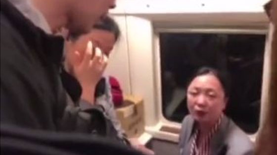 高铁因强降雨晚点 乘客包围女车长将其训哭