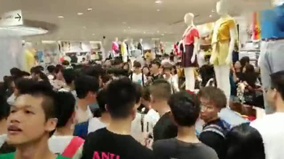 太疯狂！各大优衣库门店上演疯抢大片