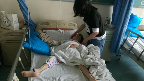 6岁男童被扶梯夹断手指 商场拒垫费