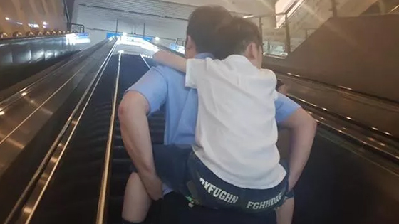 10岁男孩一年多离家出走100多次 爸爸称已经麻木