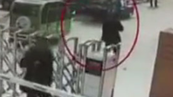 小偷刷到自己偷窃短视频 气得去派出所门口约架