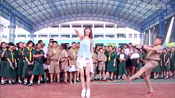 泰国美女老师跳舞，男同学乱入抢镜！