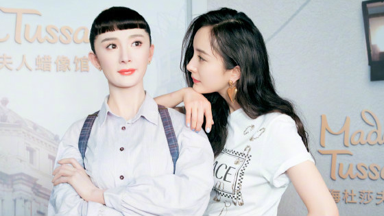 杨幂合影新剧角色蜡像
