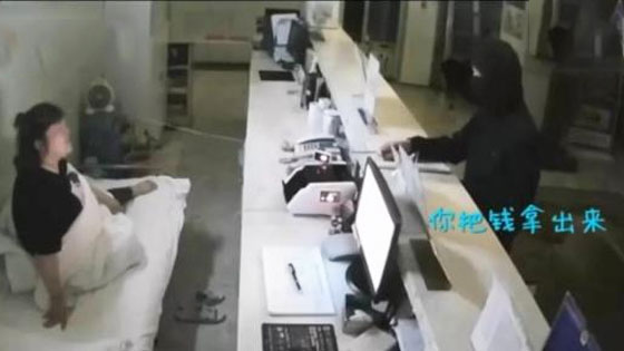 女子被劫匪叫醒 “起床气”爆发怒怼劫匪