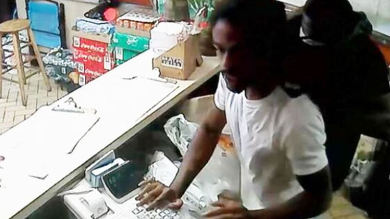 美国中餐馆遭抢劫 华裔老板娘挥刀吓跑劫匪