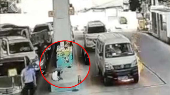 面包车加油站突发自燃 司机2秒神操作逃过一劫