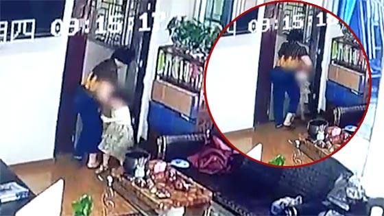 幼娃被幼儿园阿姨拖走 监控盲区施暴致小腿骨折