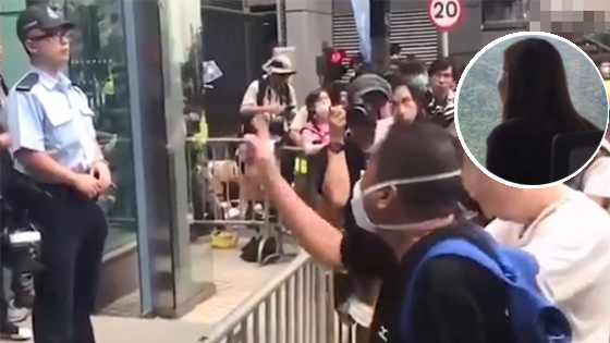 香港警察宿舍被暴徒袭击 奶奶带俩孩子躲桌下