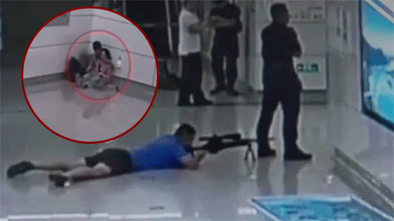 18岁男子地铁内劫持陌生女子 特警狙杀惊险过程首次曝光