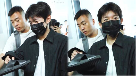 王源机场帮粉丝捡鞋满脸笑意