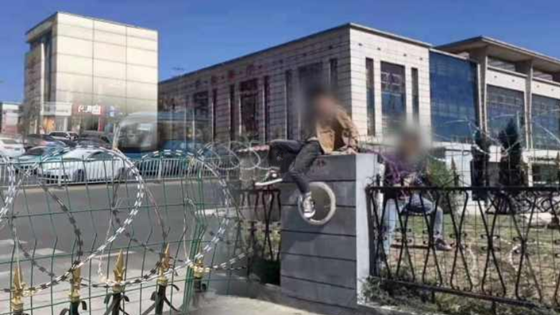 高校设3层刀片刺网仍有人冒险翻墙 现场曝光