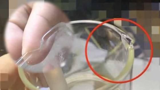 看着都疼！女子喝饮料吸出玻璃渣 舌头被划伤