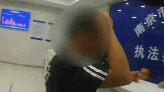 男子赌博输70万怪警察：你们为什么不关了棋牌室