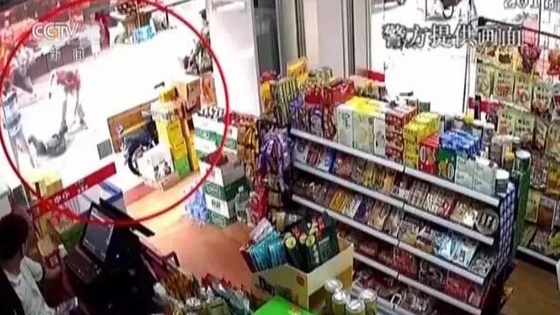 7岁男孩上学途中被砍断手 监控拍下男子行凶时画面