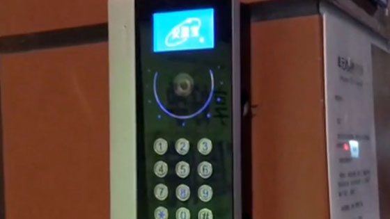 外卖员按门铃吵醒孩子 家长哄不睡你给我跪下！