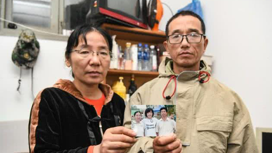 女大学生7年前失联 父母学校做环卫工寻女儿