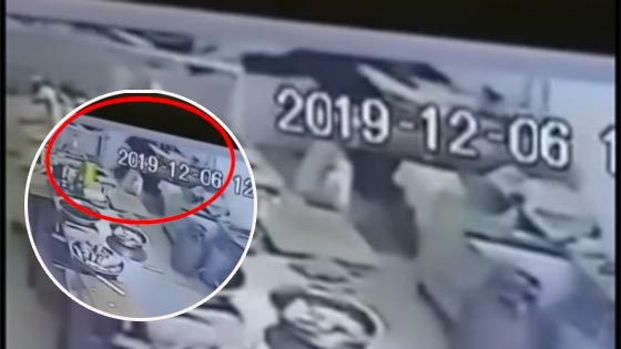 女服务员长发卷入和面机！157秒监控视频中见其不断挣扎