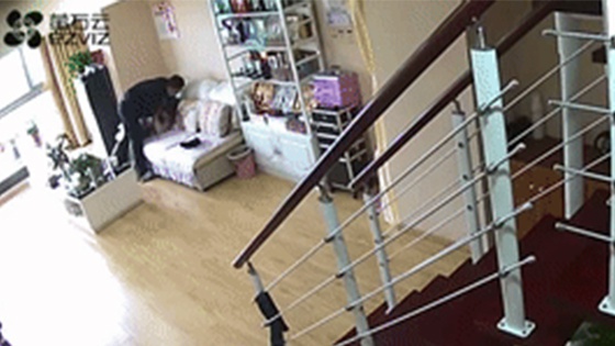 监控看到妻子遭持刀绑架 丈夫远程喊话吓退劫匪