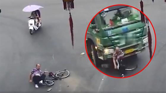 老人被大货车撞倒死里逃生 监控还原惊心瞬间