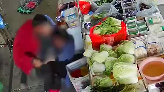 40秒遭猛砍50次！女子菜摊边遭男子持刀突袭