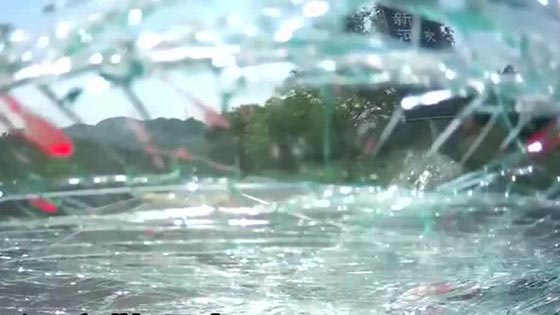 悲剧！行人高速上随意横穿被撞飞 记录仪拍下被撞瞬间