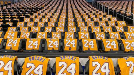 湖人主场致敬科比 球馆座位铺满8和24号球衣