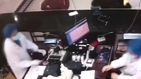 为高烧儿子买药不成，男子竟摘口罩冲医护人员咳嗽