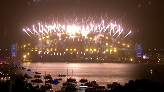 数十万人请愿未果 悉尼跨年夜烟花林火一起燃烧