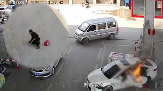 着火轿车冲入加油站 驾驶员被烧成了“火人”：疑为后排乘客报复点火