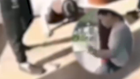 又见校园暴力！男生因借手机不还被逼下跪 遭群殴3分钟