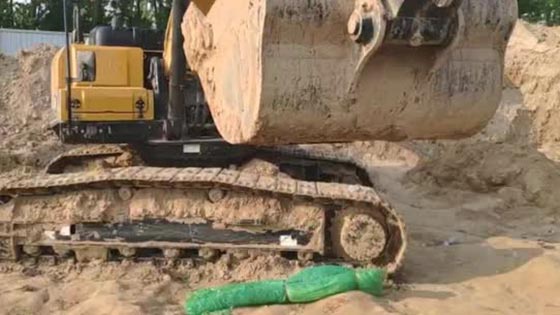 河南被埋男童遗体受损或系挖掘机所致 家属称徒手救援遭拒