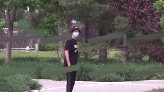 李现散步被跟拍 喊话：请适可而止