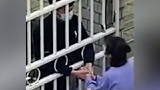 大学封控：情侣开学后隔着栅栏牵手半小时