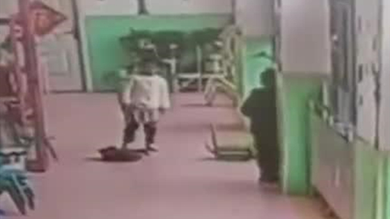 幼儿园老师踹飞女童 官方老师已开除，她还被打了