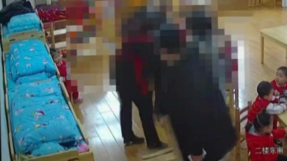 怀疑孩子被打 家长抡椅殴打幼儿园老师