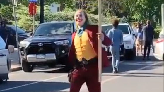 警察致黑人死亡事件持续发酵：民众扮成蝙蝠侠、抗议现场似现实版哥谭市