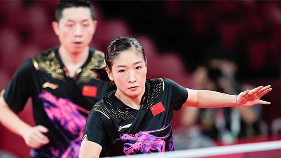 许昕刘诗雯获得东京奥运会乒乓球混双亚军 暖心为彼此戴上奖牌