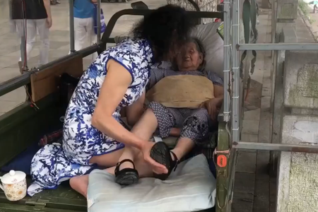 为了母亲不惧闲言 男子假扮病逝妹妹穿20年女装