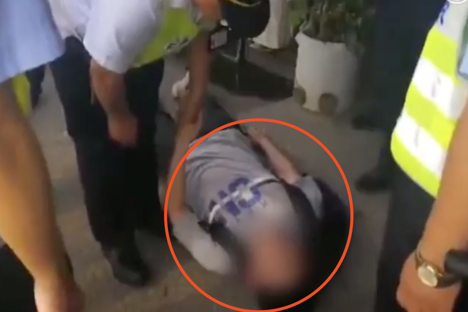 考生看数学卷10分钟后弃考 离场遭拒崩溃倒地