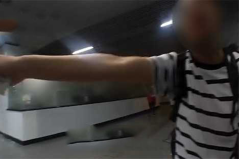 男子地铁不配合检查 又跪地求抓为哪般？