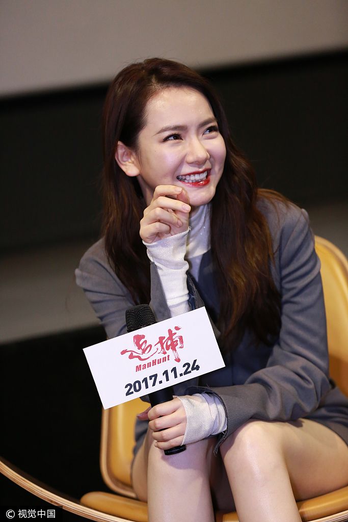 戚薇广州宣传新片大秀美腿受采访俏皮可爱心情好